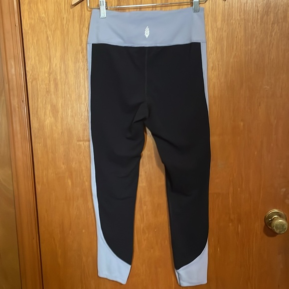 •FP MOVEMENT BY FREE PEOPLE•NWT SAIL AWAY LEGGINGS IN BLACK & LILAC SIZE SMALL - Picture 6 of 10